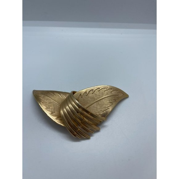 Signed CORO Pegasus Deco Gold Tone Leaf Pin or Bro - Picture 2 of 4